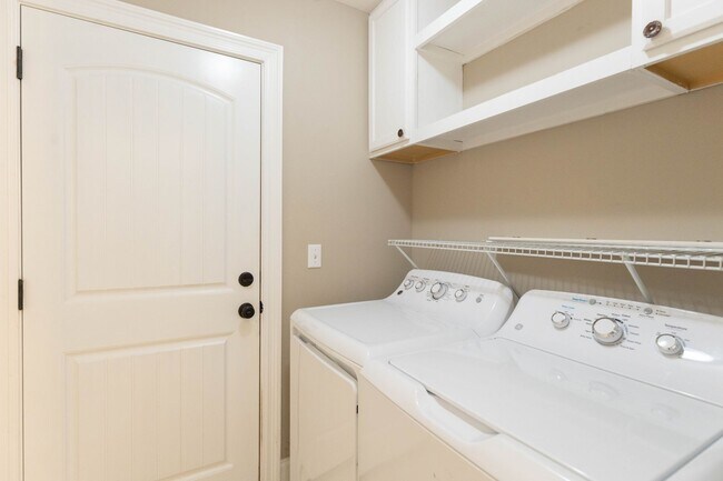 Building Photo - 515 Palm Breeze Dr