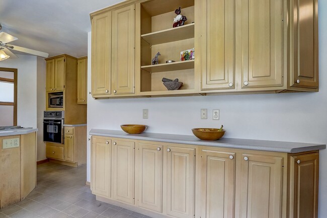 Building Photo - Charming Bi-Level Home in Sunset Village -...