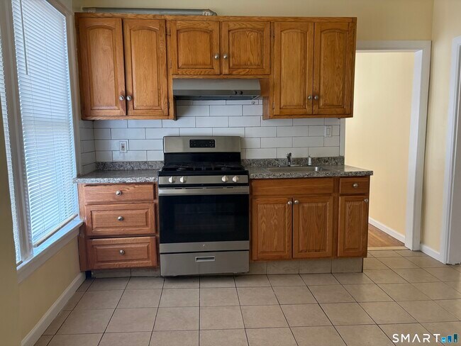 Building Photo - 252 Maplewood Ave