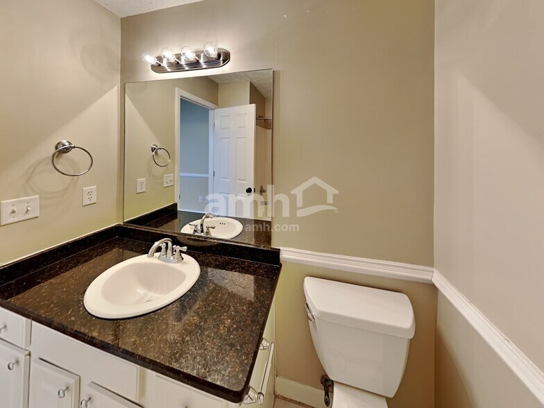 Building Photo - 6005 Mountview Dr