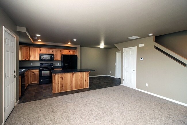 Building Photo - Reserve this Twin Home in a COZY Neighborhood Available Now!