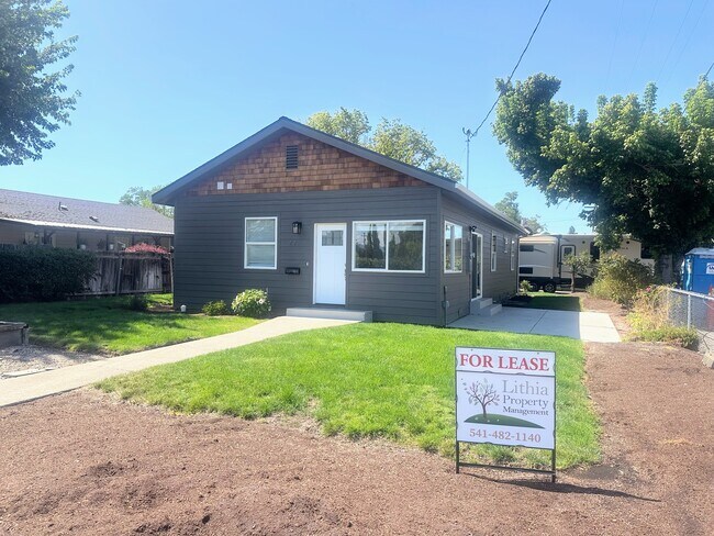 Primary Photo - 447 Cedar St