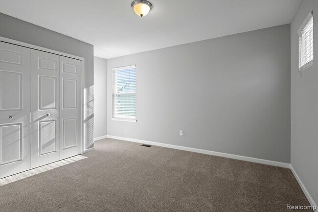 Building Photo - 277 Springview St