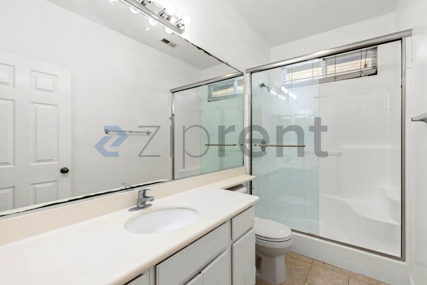 Building Photo - Unit
