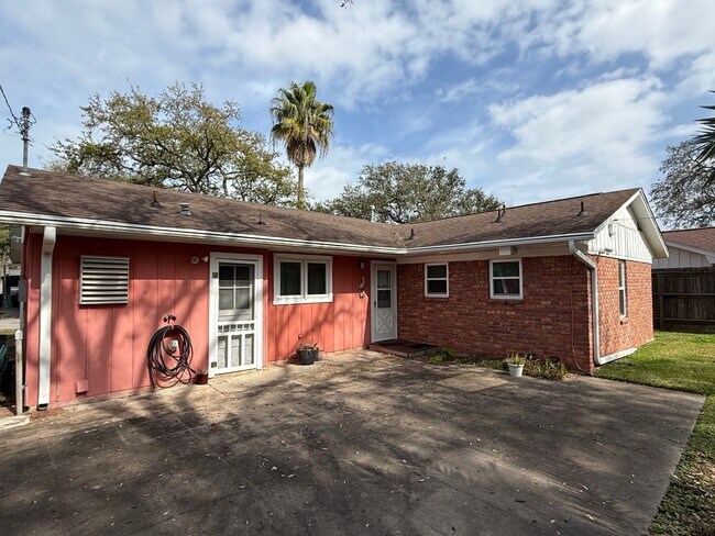 Building Photo - 7 Maple Ln