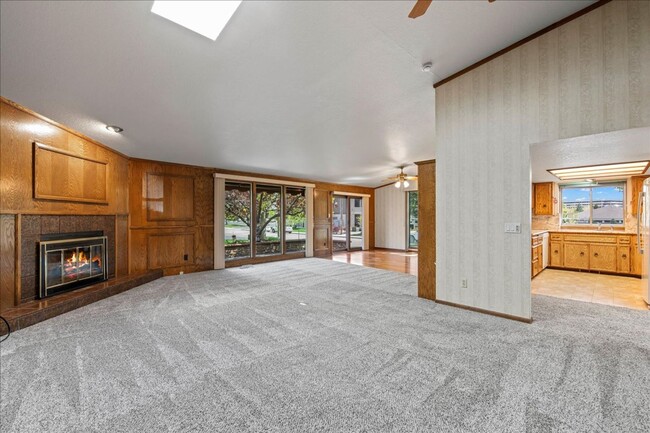 Building Photo - 2 bedroom 2 bath townhome located on the B...