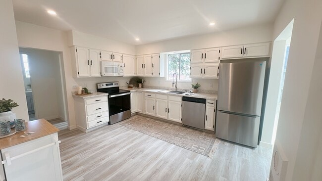 Building Photo - Classic 5bdrm/1.5 bath High St house with ...