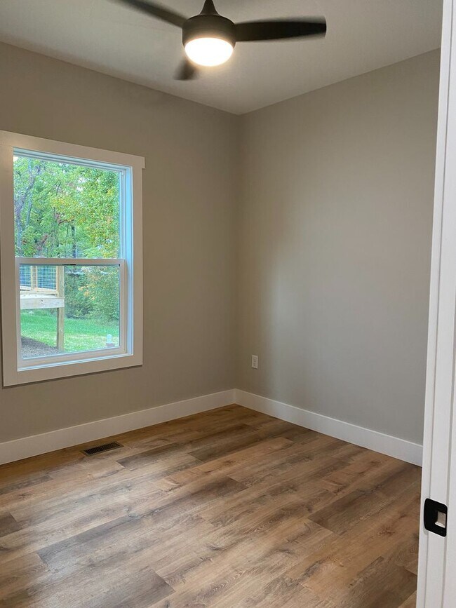 Building Photo - Like-new Asheville Home! Available NOW!