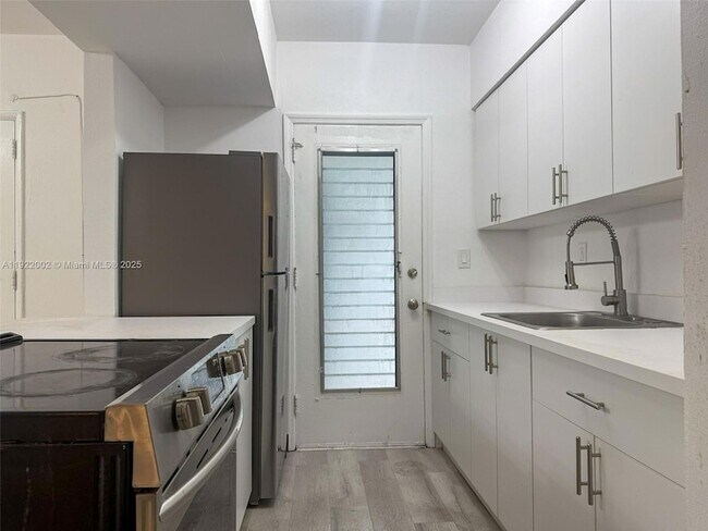 Building Photo - 10190 E Bay Harbor Dr