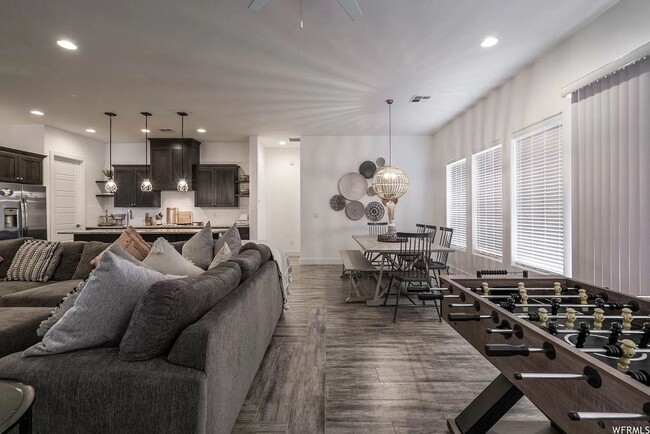 Building Photo - PETS ALLOWED!  Spacious & Modern 3-Bedroom...