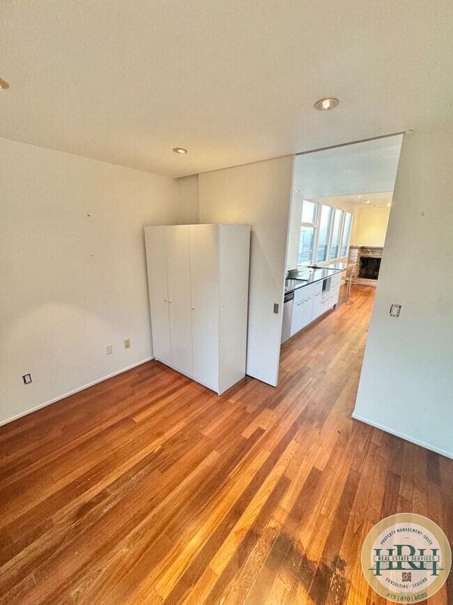 Building Photo - Tranquil & Spacious 2 BR|1 BA Condo in the Central Richmond District
