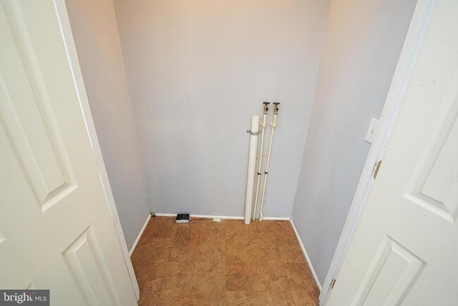 Building Photo - 605 Oak Hill Ave