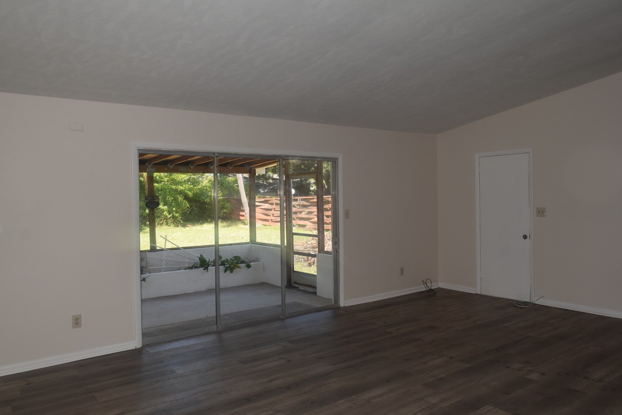Building Photo - 8114 Meadowglen Dr