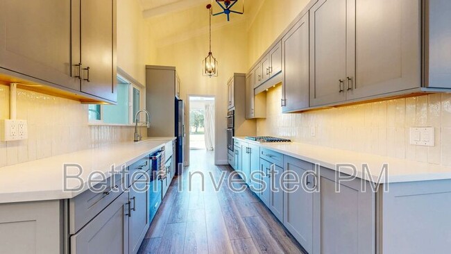 Building Photo - 475 Country Club Dr