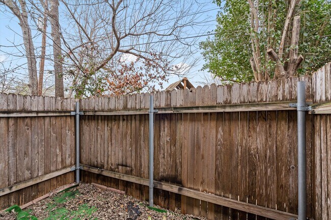 Building Photo - Perfectly Located Townhome in South Austin