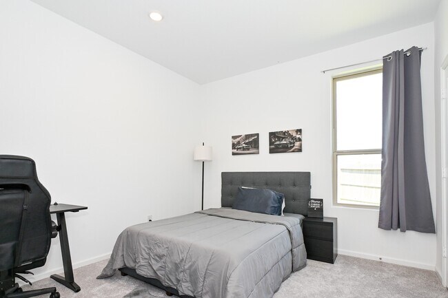 Building Photo - 3057 Pensacola Dr