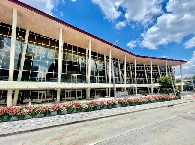 Building Photo - 2010 St Charles St