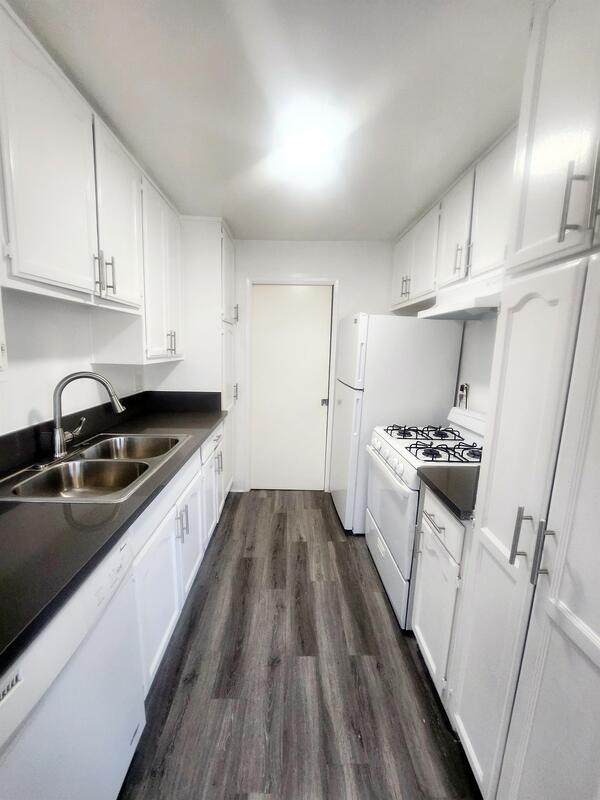 Building Photo - 400 Serrano Ave