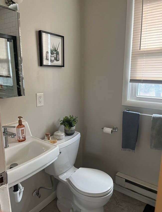 Building Photo - Beautifully Remodeled 2BR home in great neighborhood (Guilderland Schools)