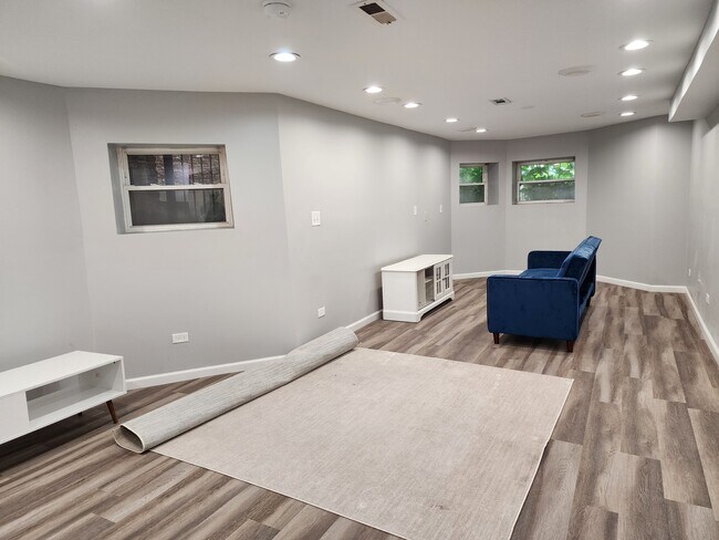 Building Photo - 1530 E 65th Pl