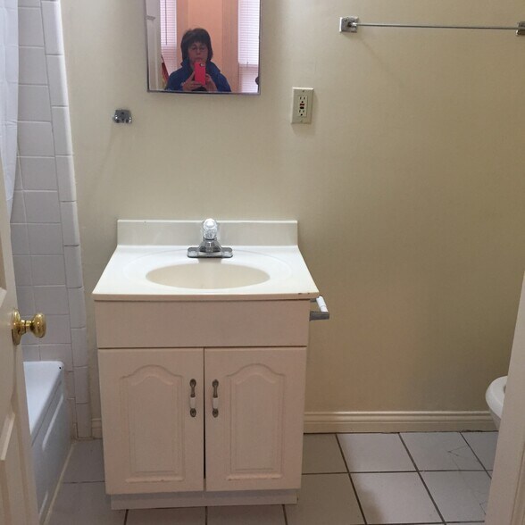 Building Photo - 325 Oldham Ave