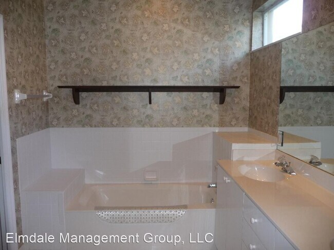 Building Photo - 3 br, 2 bath House - 1674 Victoria Circle