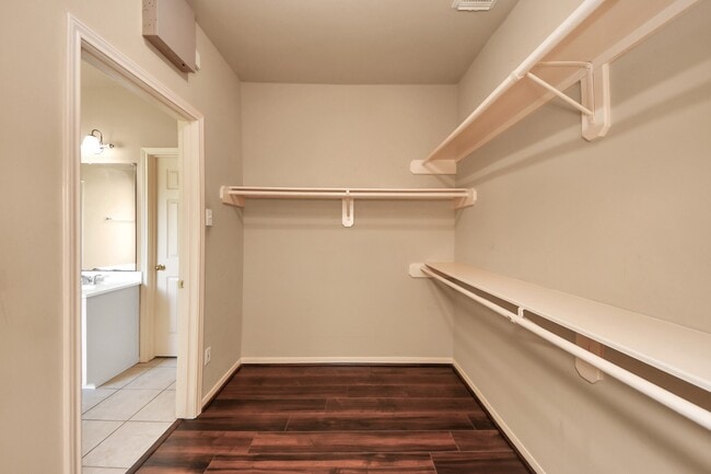 Building Photo - 1607 Parkview Ln