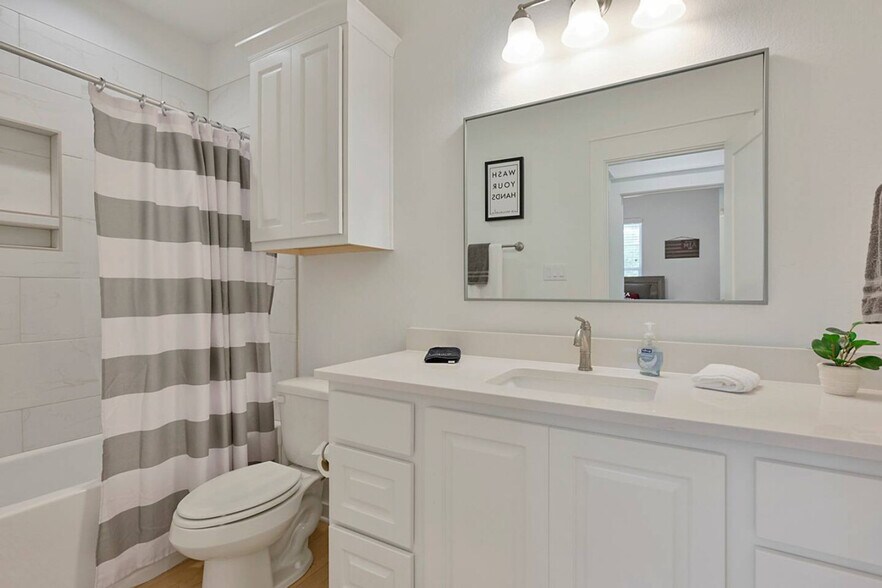 Building Photo - 5040 Mooney Fls Dr