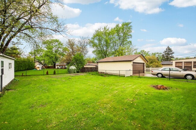 Building Photo - 670 Lakeview Ln