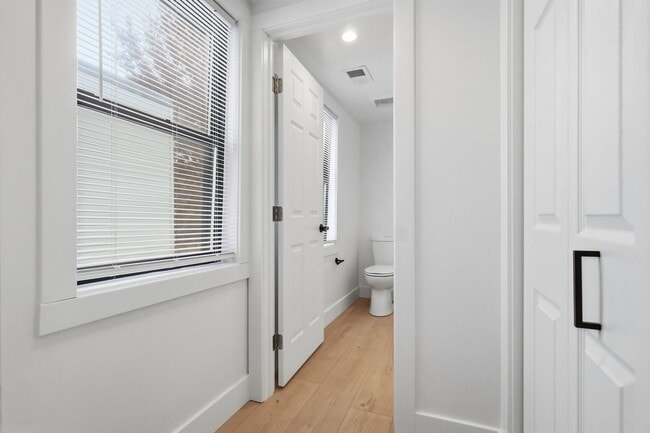 Building Photo - Luxury Rental - South Side Flats