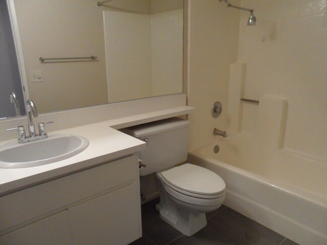 Building Photo - Spacious 2 Bed/2 Bath Home In Cathedral City!