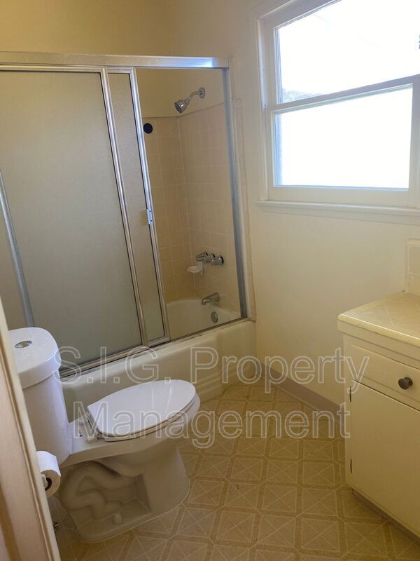 Building Photo - 811 Reeves Pl