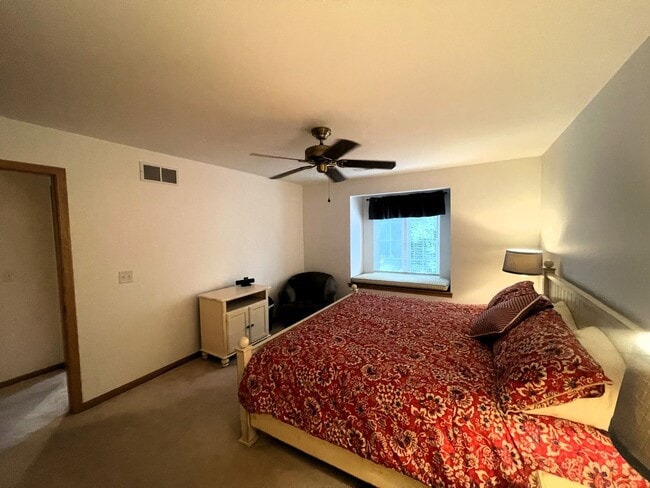 Building Photo - Furnished Second Floor Condo - Williams Bay