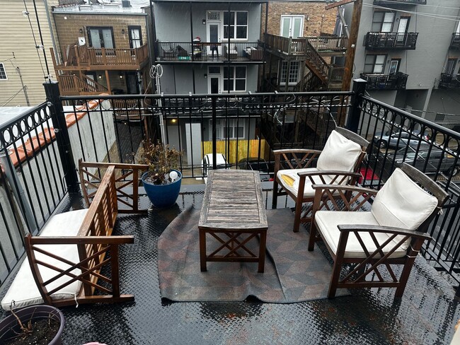 Building Photo - Sunny Top Floor 2 Bed, 1 Bath Wicker Park ...