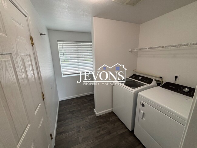 Building Photo - $500 Rent Credit - Charming 4-bedroom home with laundry and full kitchen, located near WA-17 and ...