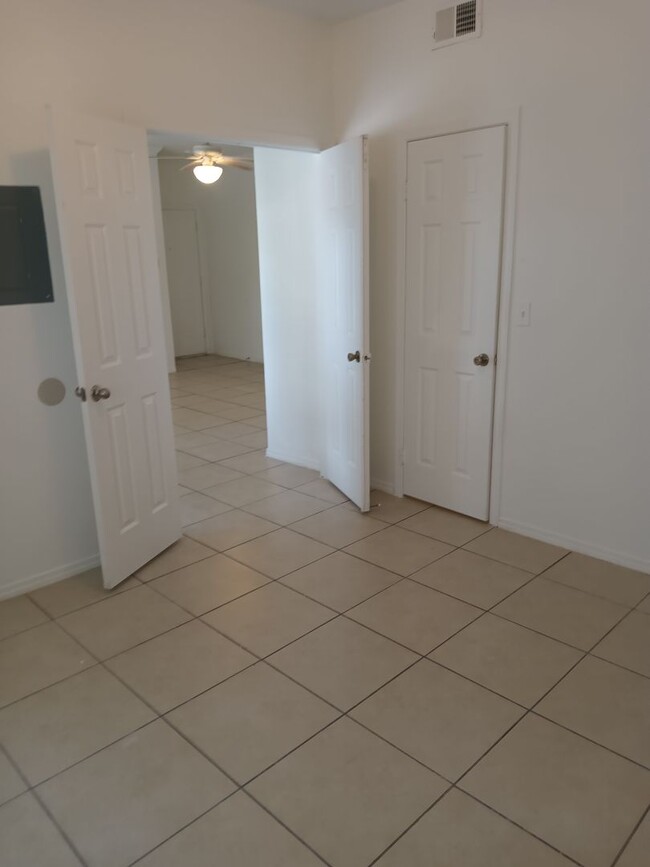 Building Photo - $500 OFF FIRST MONTH FOR THIS 2 BEDROOM 1 ...