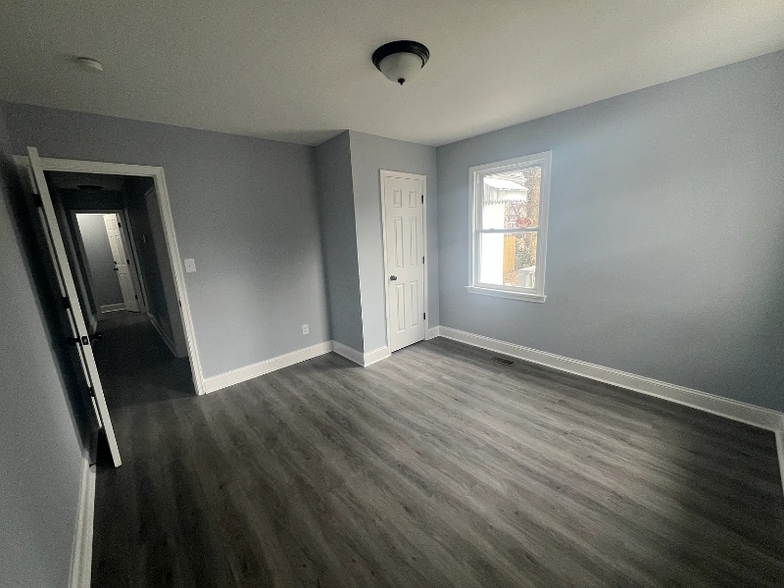 Building Photo - 231 Adams St