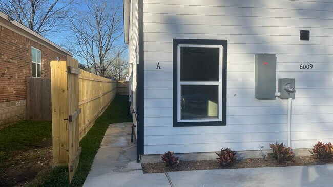 Building Photo - Beautiful house, perfect for families!!