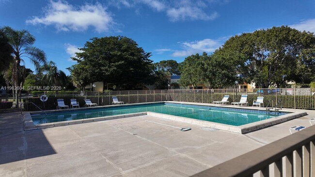 Building Photo - 177 Lakeview Dr