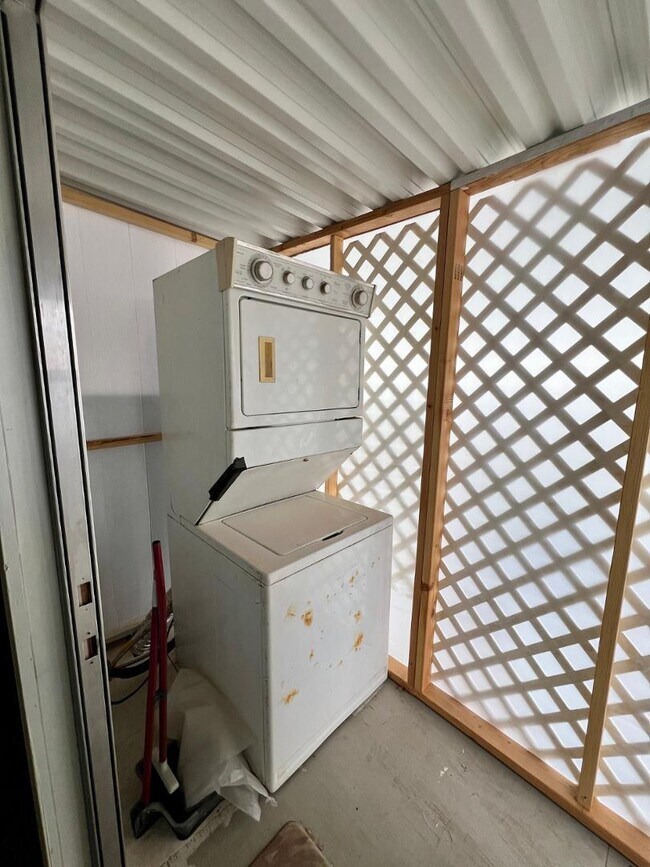 Building Photo - 345 S 58th St