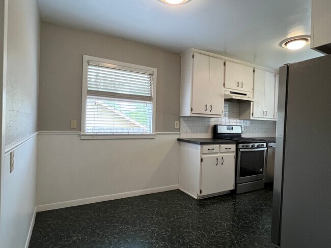 Eat In Kitchen - 2129 W Arrowhead Dr