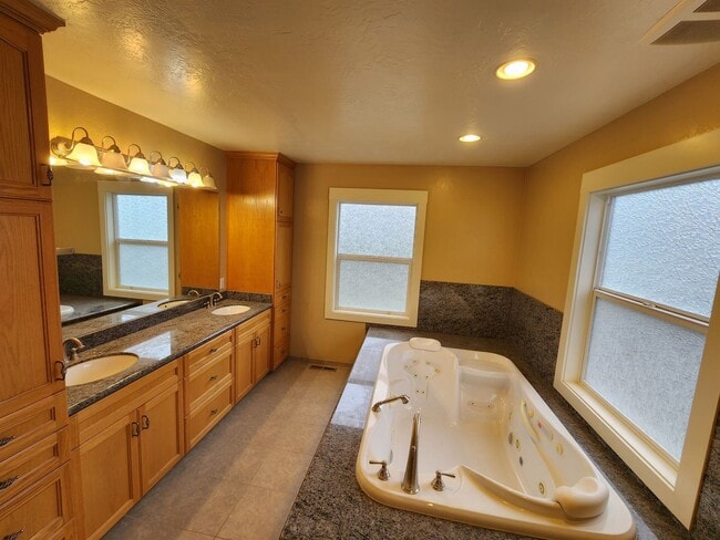 Building Photo - Single Family Home in Rio Dell!