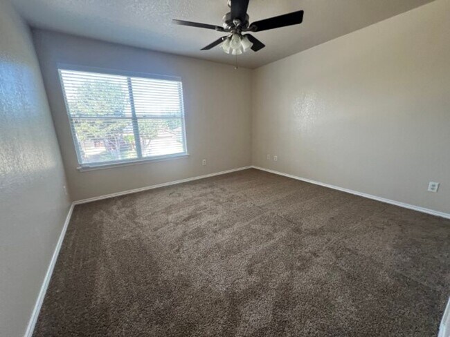 Building Photo - Nice 3 Bedroom Home