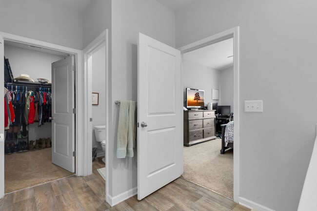 Building Photo - 402 Isabelle St