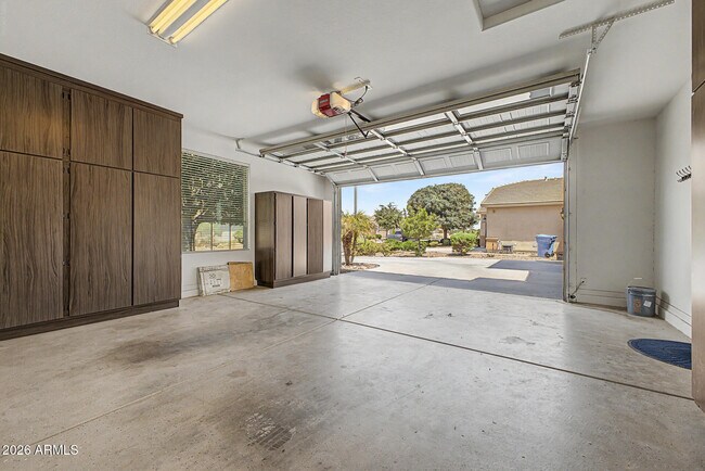 Building Photo - 2531 E Eleana Ln
