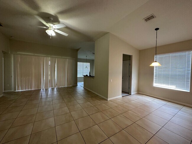 Building Photo - BEAUTIFUL SPACIOUS 3 BEDROOM 2  BATH SINGL...