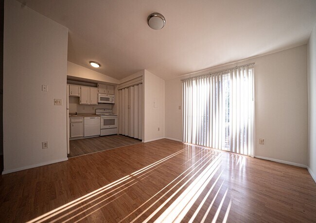 Building Photo - Ranch - 3 bedroom, 2bath Fenced yard