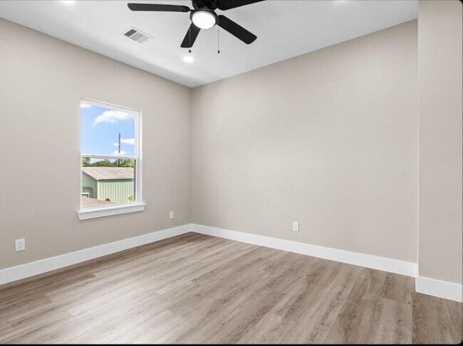 Building Photo - 102 Schade Ln