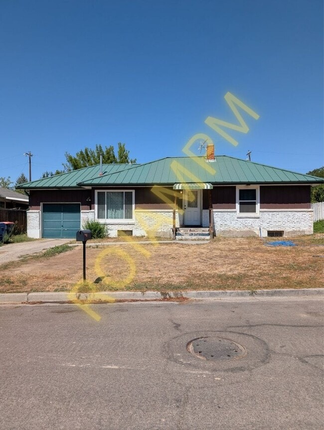 Building Photo - Charming 3-bed 1.5-bath HOUSE