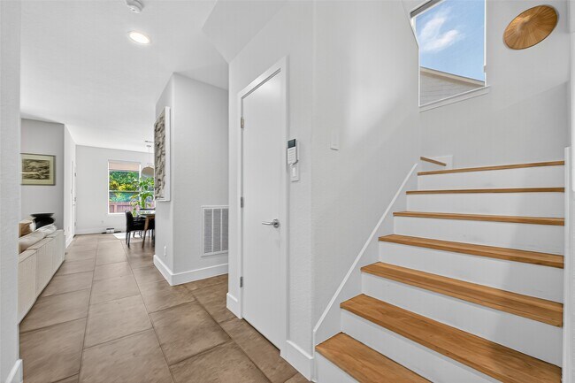 Building Photo - 10021 Hillside Bayou Dr